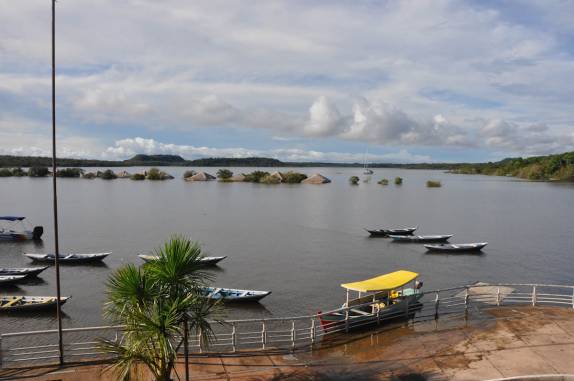 Praia e quiosques inundados pelo rio Tapajós, em Alter do Chão - PA